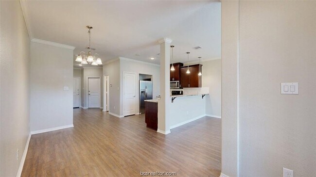 Foto del edificio - 2025 Harvey Mitchell Pkwy S