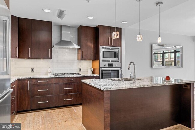 Foto del edificio - 7171 Woodmont Ave