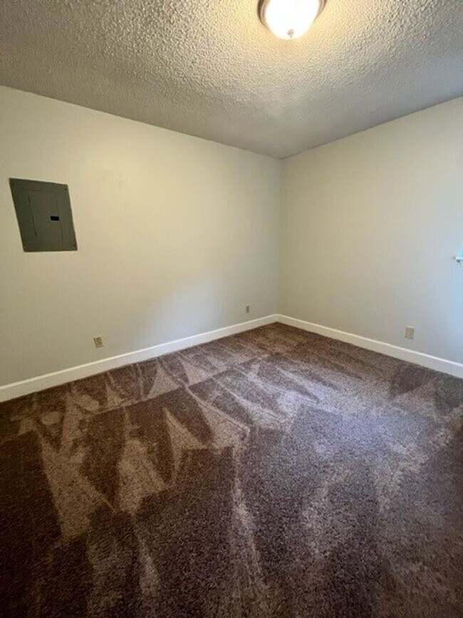 Building Photo - 2 bedroom 2 bath house available