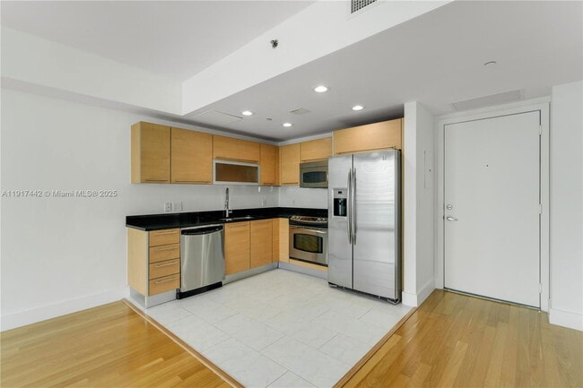 Building Photo - 950 Brickell Bay Dr