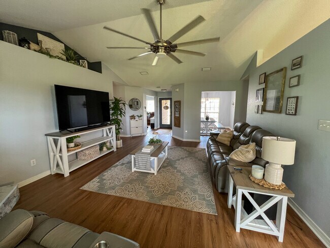 Foto del edificio - 445 Collinwood Loop
