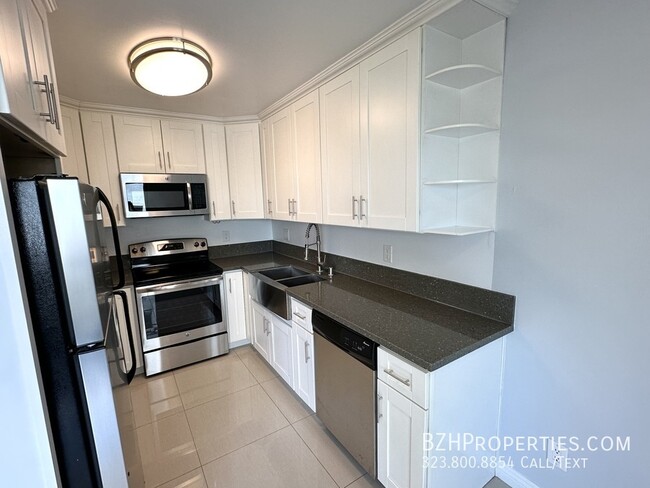 Building Photo - Newly Renovated 1Bedroom 1Bathroom In Prim...