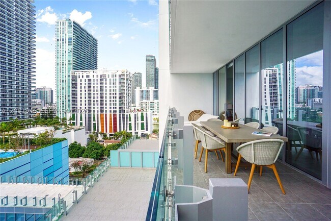 Foto del edificio - 700 NE 26th St