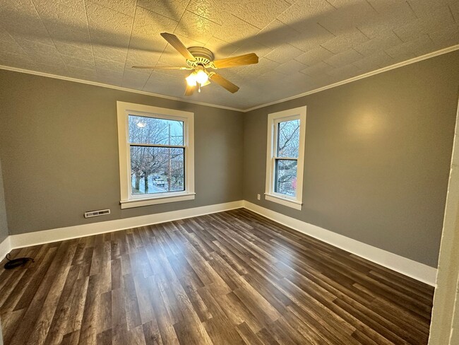Foto del edificio - 2 Bedroom, 1 Bath Upstairs Studio Apartment