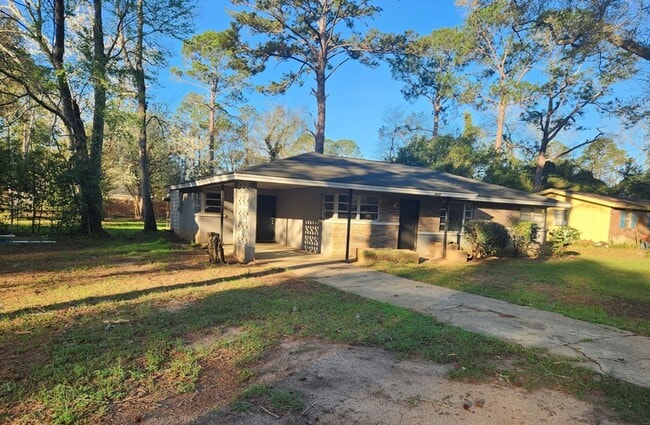 Building Photo - Charming 3 Bedroom 1.5 Bath Single Family Home