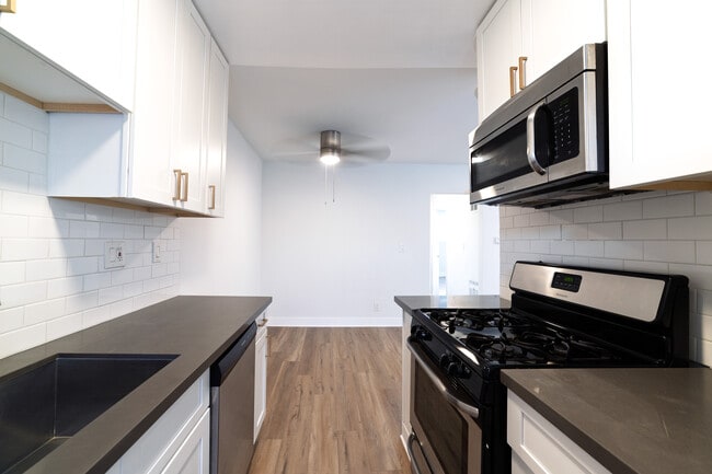 Building Photo - 2233 S Ridgeley Dr
