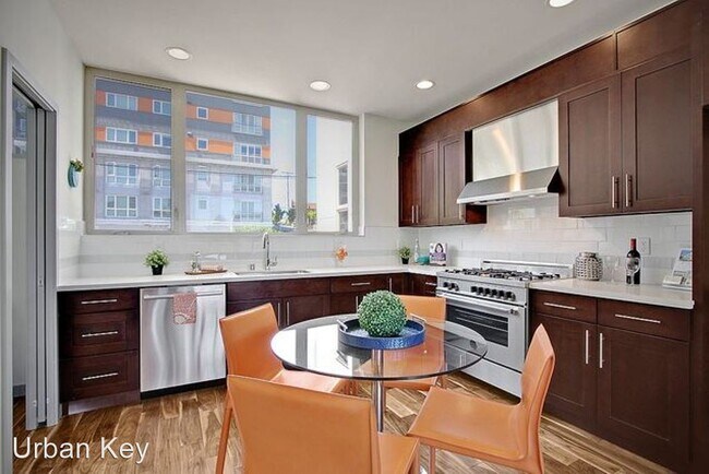 Foto del edificio - 2 br, 2.5 bath House - 4503 41st Ave SW