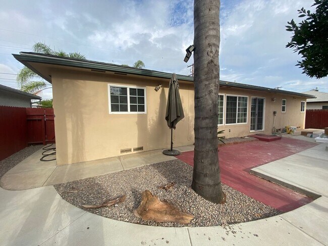 Foto del edificio - 4 Bedroom House on Leo with Garage!