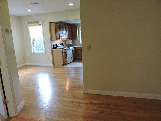 Building Photo - 484 Green St