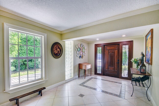 Foto del edificio - 6110 Ridge Ln