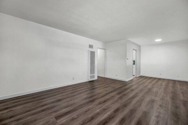 Foto del edificio - Large 1 bedroom with new floors!