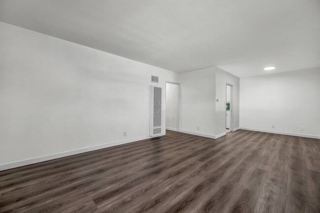 Building Photo - Large 1 bedroom with new floors!