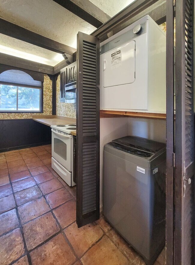 Foto del edificio - Ground Floor Unit at The Pleasanton! - 2BR...