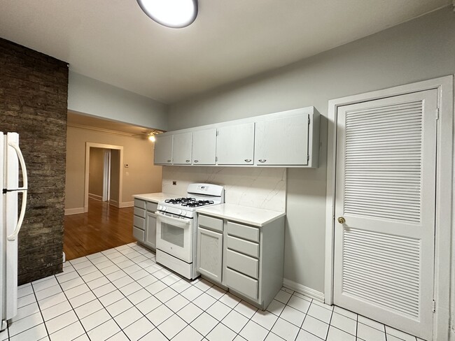 Building Photo - 4118 N Clarendon Ave