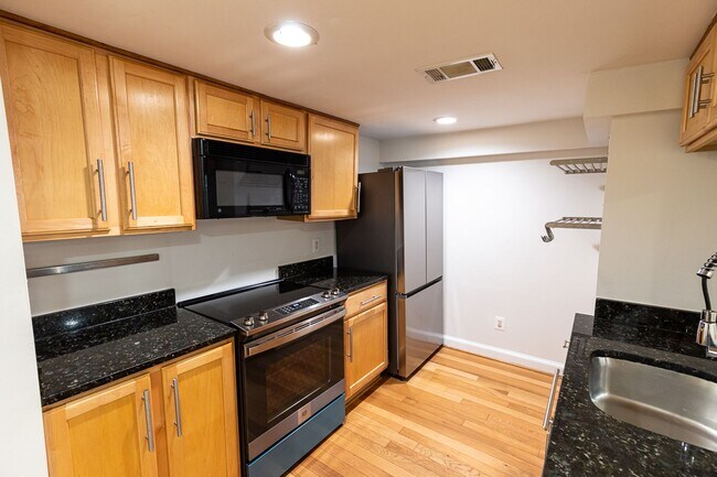 Foto del edificio - Columbia Heights Large Two Bed Condo Rental with Parking and Patio Space