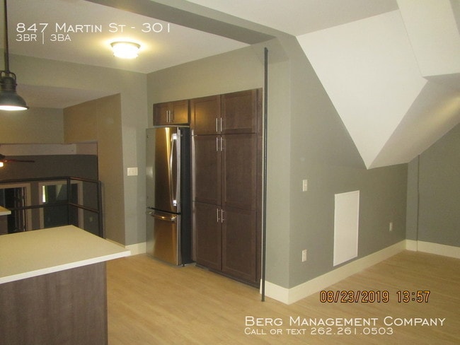Building Photo - 847 Martin St