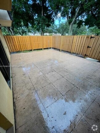 Building Photo - 726 7th Way