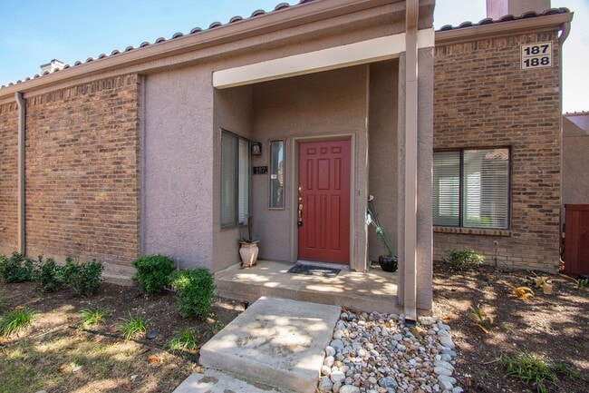 Building Photo - Fantastic Location 2 Bedroom 2 bath!