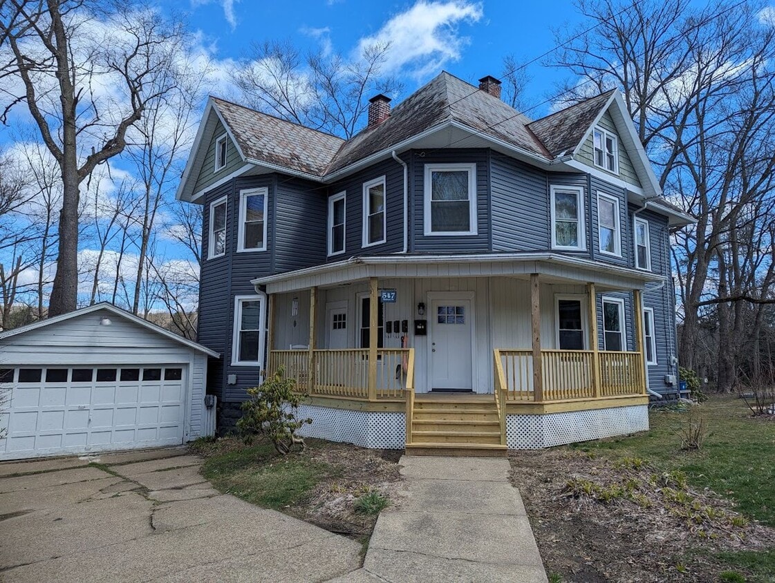 Primary Photo - Newly Remodeled 2nd floor Apartment with v...