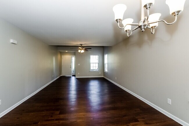 Foto del edificio - 7017 Hidden Creek Dr