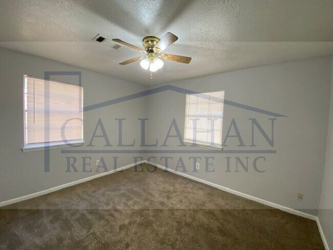 Foto del edificio - 8211 Woodview Dr N