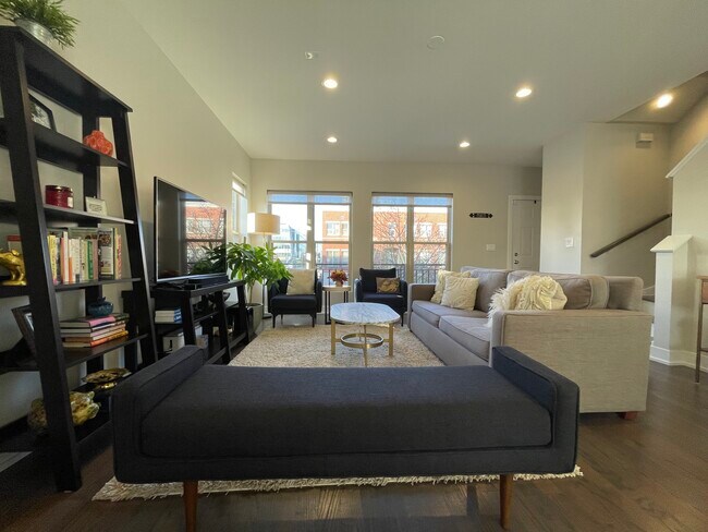 Foto del edificio - 759B W Evergreen Ave