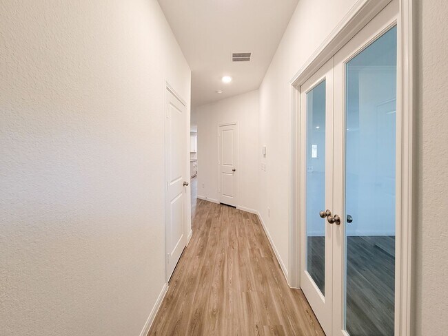 Foto del edificio - Beautiful brand-new construction with exceptional lake view in a new master planned community in ...