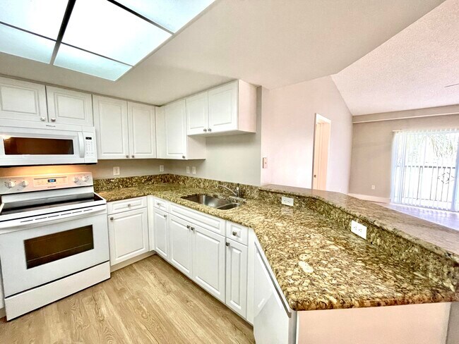 Building Photo - 700 Crestwood Ct S