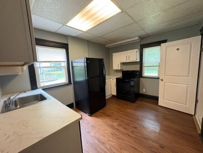 Foto del edificio - Updated 2-Bedroom Apartment with Spacious Rooms and Private Lower-Level Layout