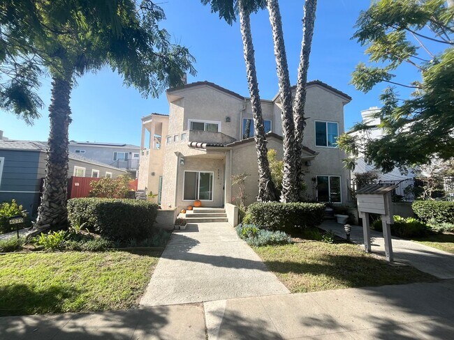 Foto del edificio - STUNNING 2BD/2BA TOWNHOME IN CROWN POINT! 1 CAR GARAGE/1 CARPORT SPACE INCLUDED! $4,195/mo