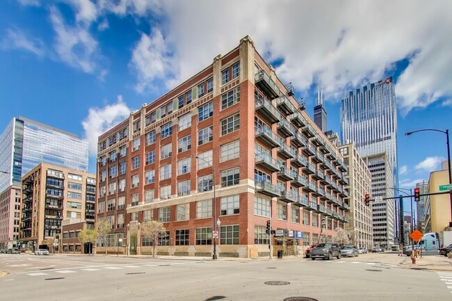 Building Photo - 333 S Desplaines St