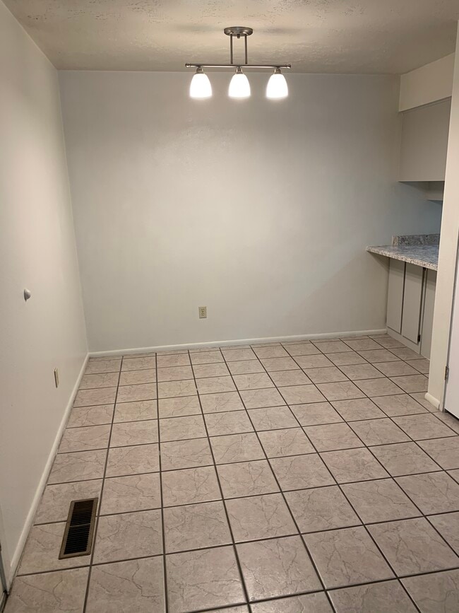 Building Photo - 98 E 600 S