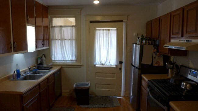 Foto del edificio - 136 Elgin Ave