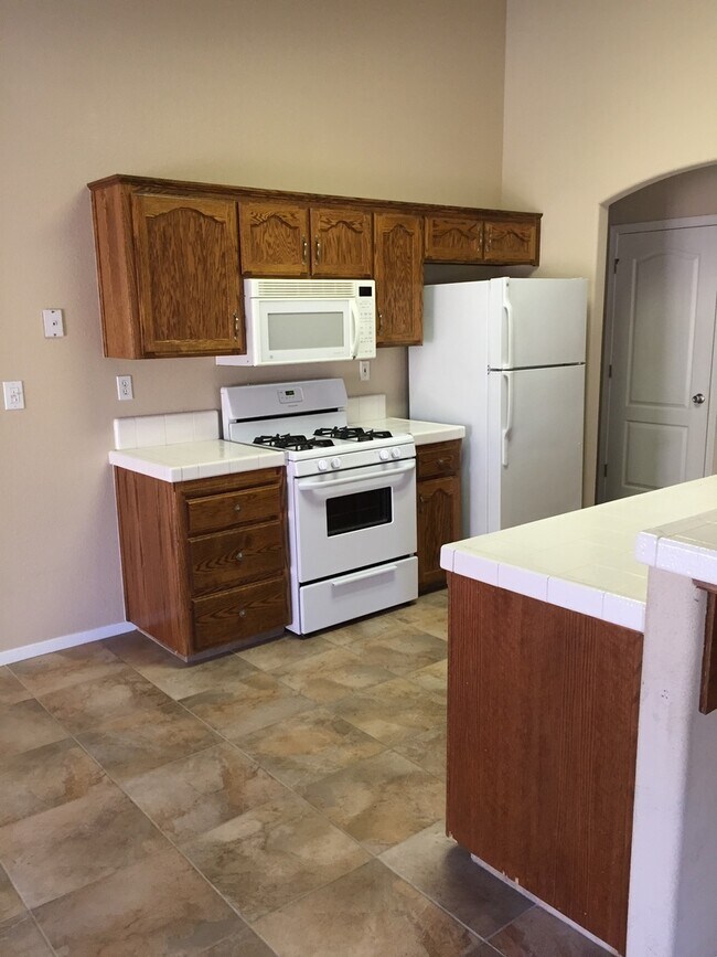 Building Photo - 3 Bedroom 2 Bath Home