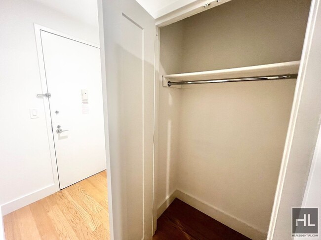 Building Photo - 15th floor Flex 3BR with incentives!