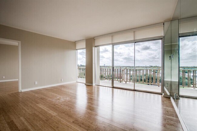 Foto del edificio - 6211 W Northwest Hwy