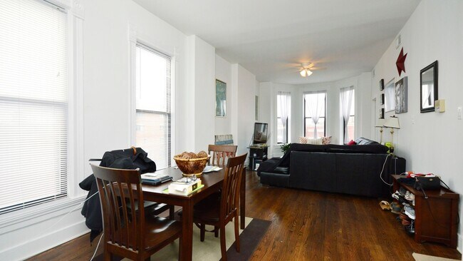 Building Photo - Large 2bd/ + Den/1bth Updated, in West Town, Avail 8/1!