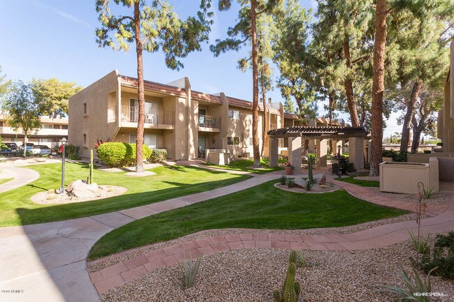 Foto del edificio - 7436 E Chaparral Rd