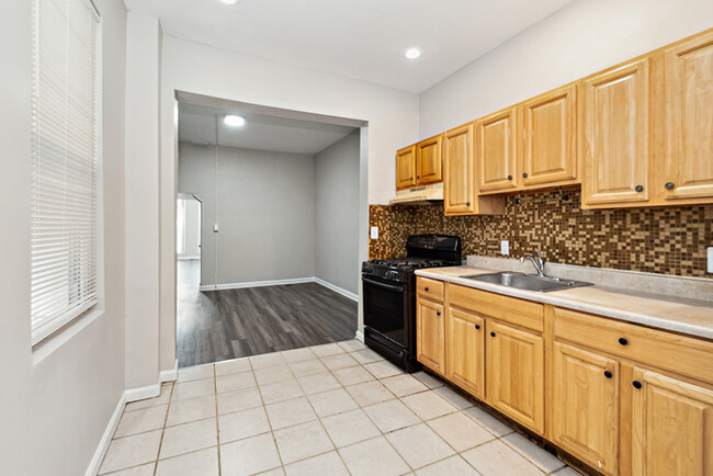 Building Photo - 4 Bedrooms 2 Bathrooms