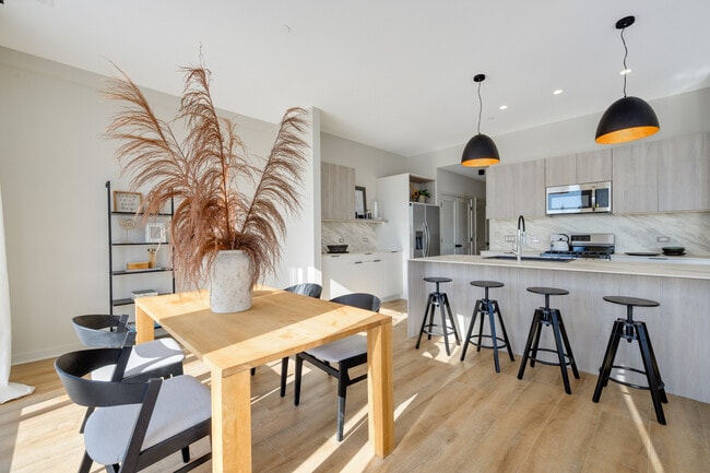 Foto del edificio - 6340 W Belmont Ave