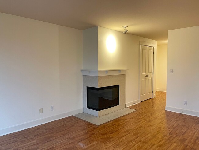 Building Photo - Beautiful 1 Bed 1 Bath Condo w/ Parking In...