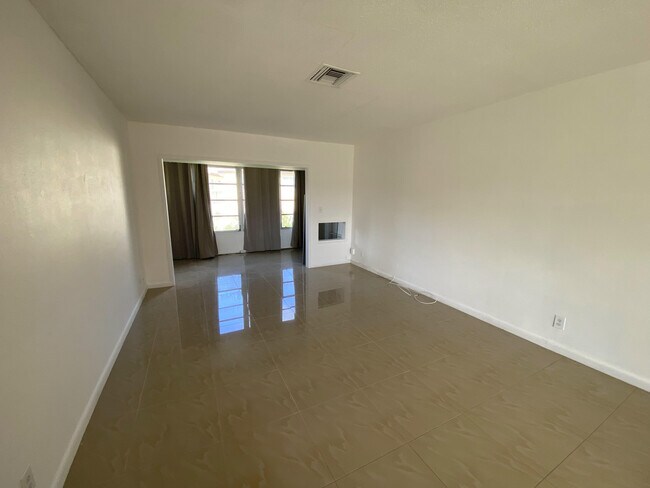 Foto del edificio - 125 W Hidden Valley Blvd