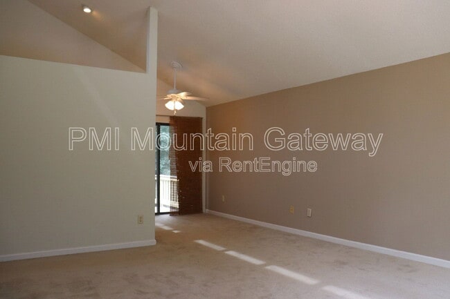 Building Photo - 48 Primrose Dr