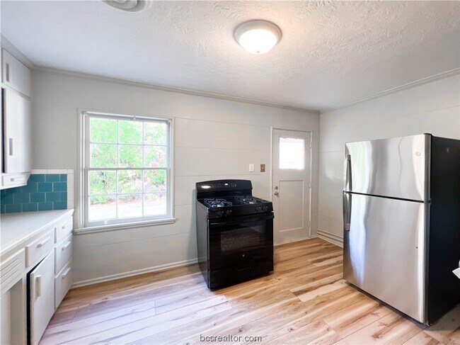 Foto del edificio - 202 Gilchrist Ave