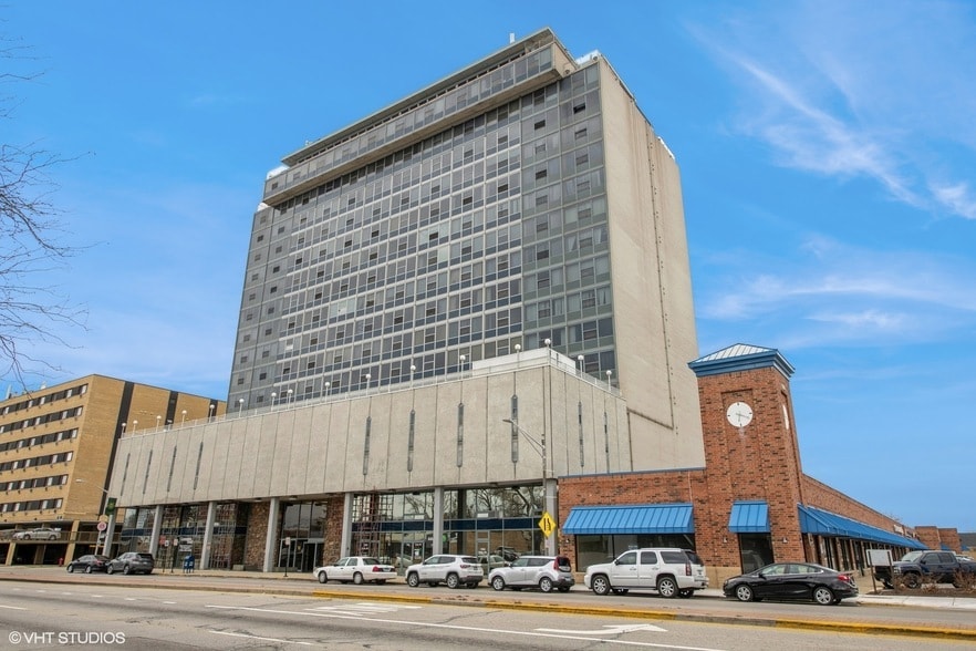 Primary Photo - 7234 W North Ave