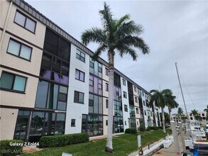 Building Photo - 805 River Point Dr