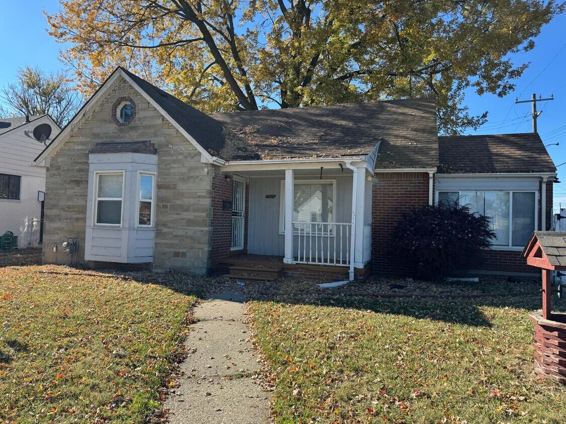 Foto principal - 19029 Plainview Ave