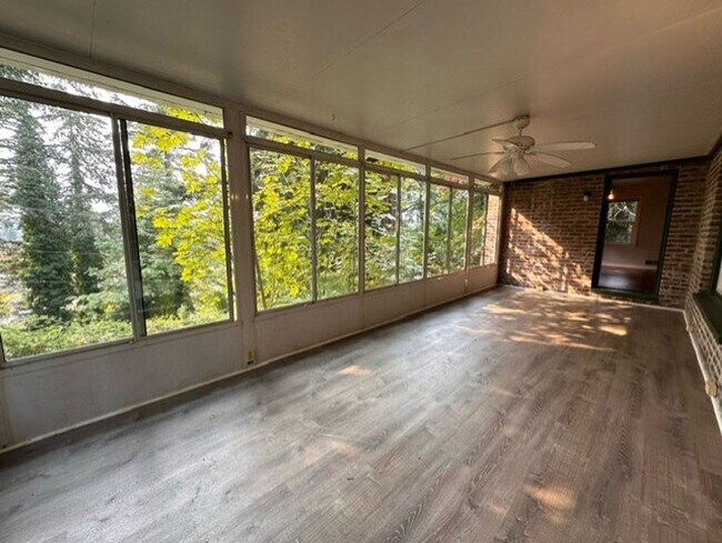 Foto del edificio - Charming 2 Bed, 1.5 Bath Home with Basement and Sunroom