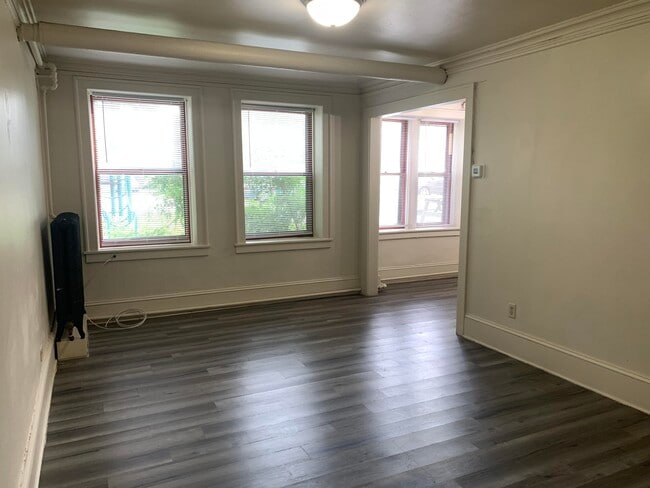 Foto del edificio - 130 Forest Ave