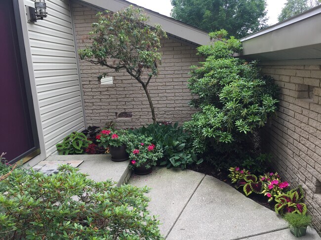 Building Photo - 5872 Ryewyck Dr